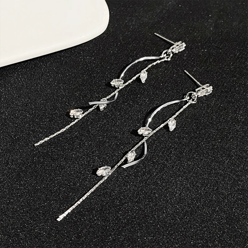 Pendientes largos plateados con hojas de cristal brillante para mujer