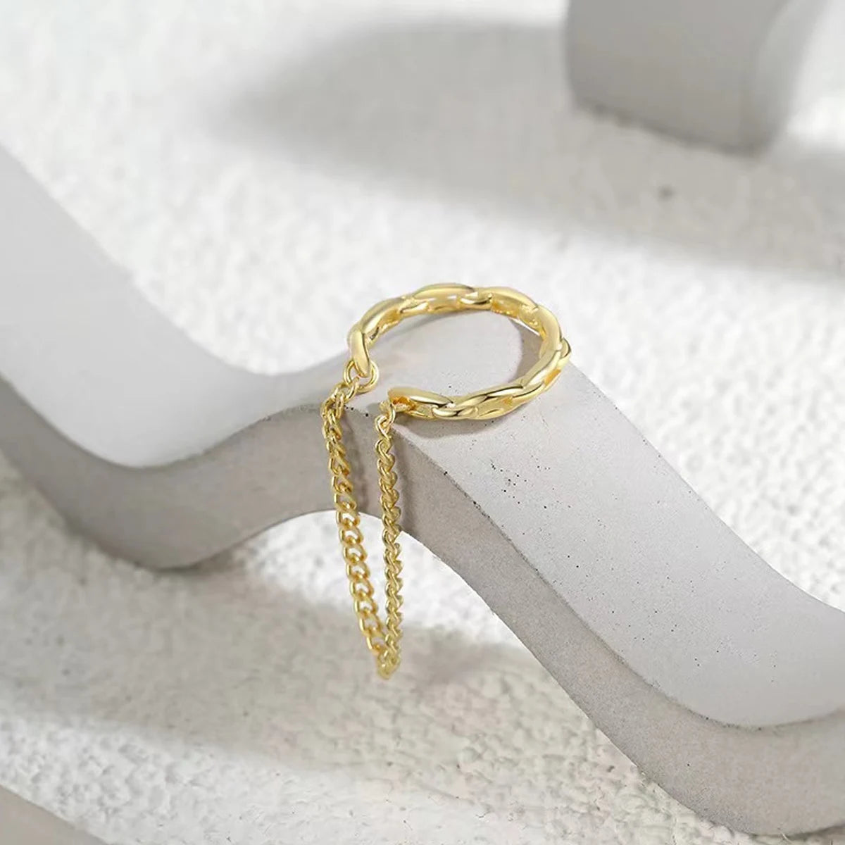 Ear Cuff Dorado Minimalista sin Perforación para Mujer