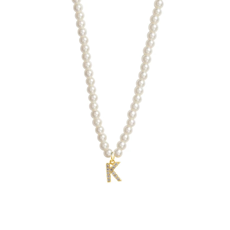Collar gargantilla con perlas e inicial personalizada para mujer
