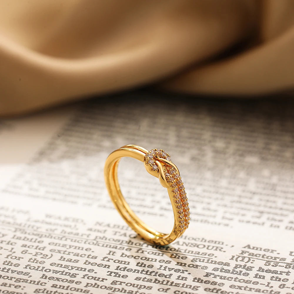 Anillo doble nudo geométrico con circonita para pareja y novia