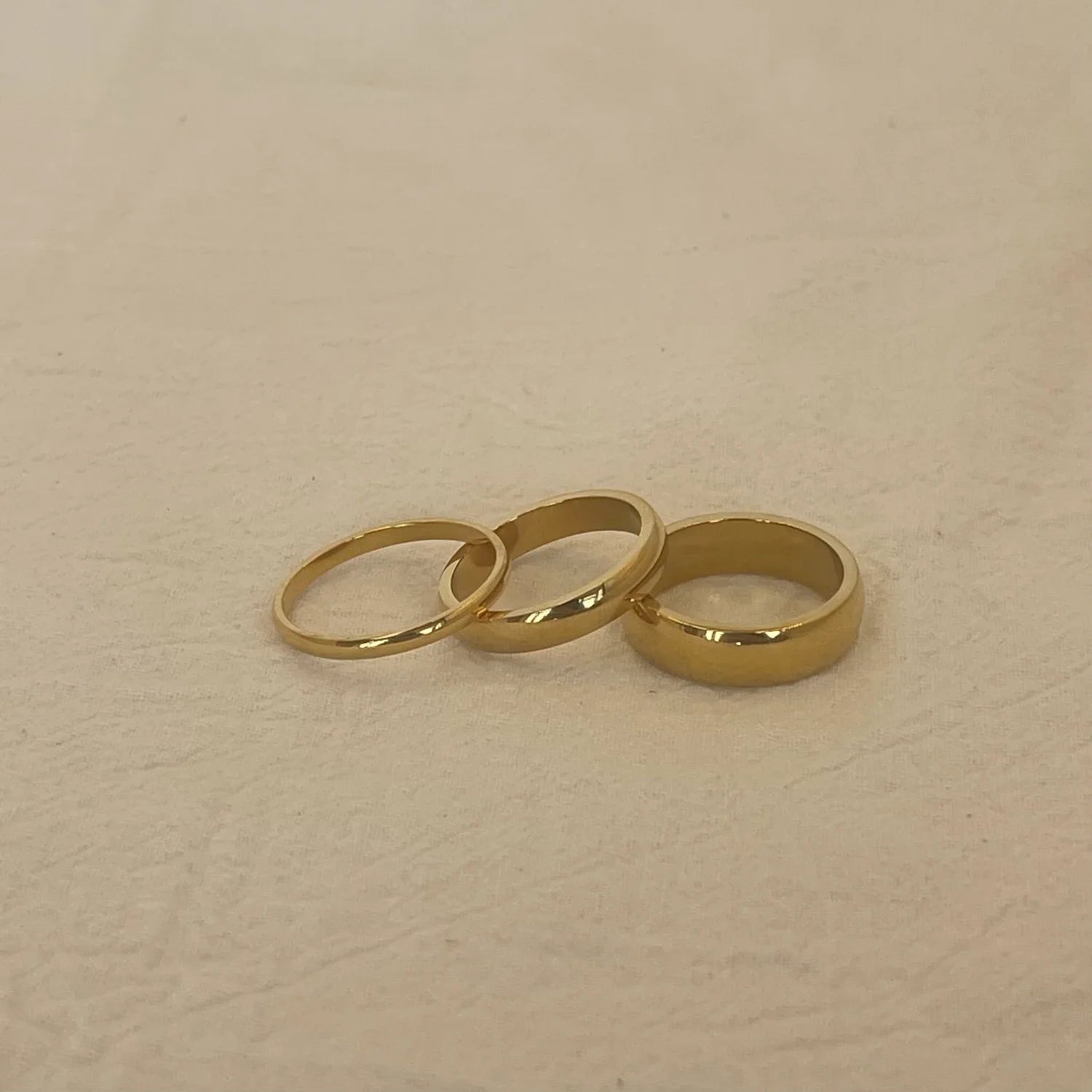 Anillo minimalista unisex de acero inoxidable con baño oro 18K