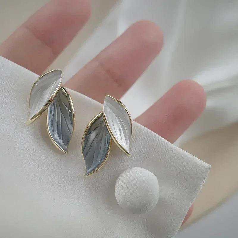 Pendientes de hoja gris LATS para mujer – Moda coreana 2024