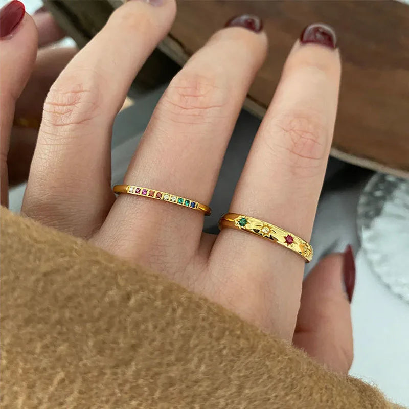 Anillo arcoíris de acero inoxidable con circonitas cúbicas chapado en oro