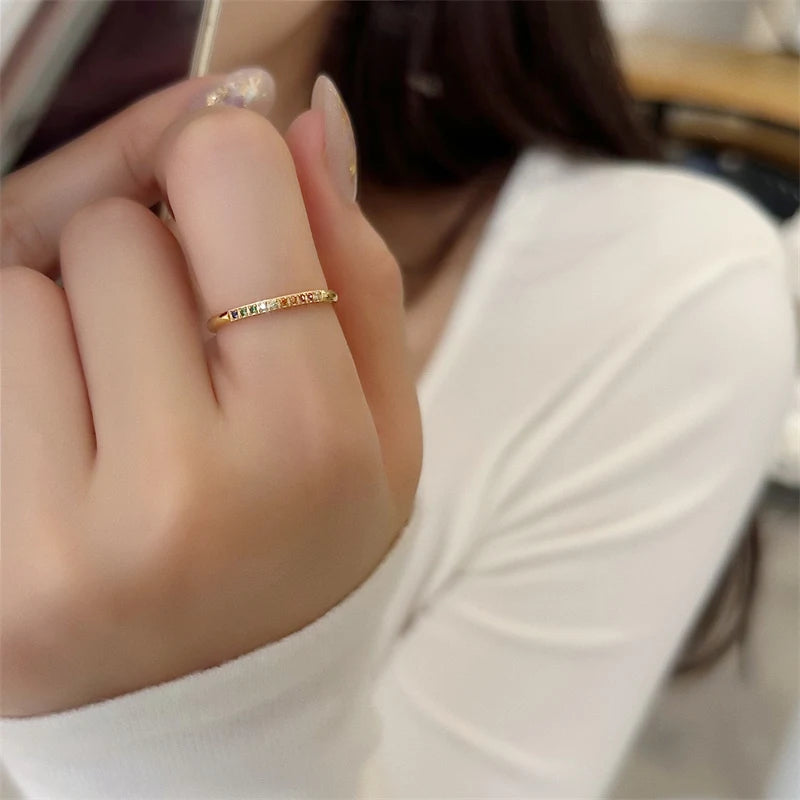 Anillo arcoíris de acero inoxidable con circonitas cúbicas chapado en oro