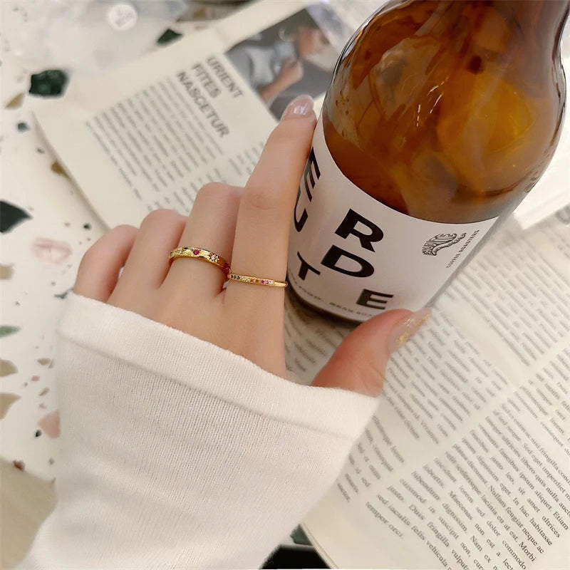 Anillo arcoíris de acero inoxidable con circonitas cúbicas chapado en oro
