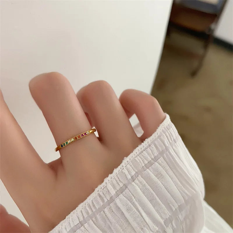 Anillo arcoíris de acero inoxidable con circonitas cúbicas chapado en oro
