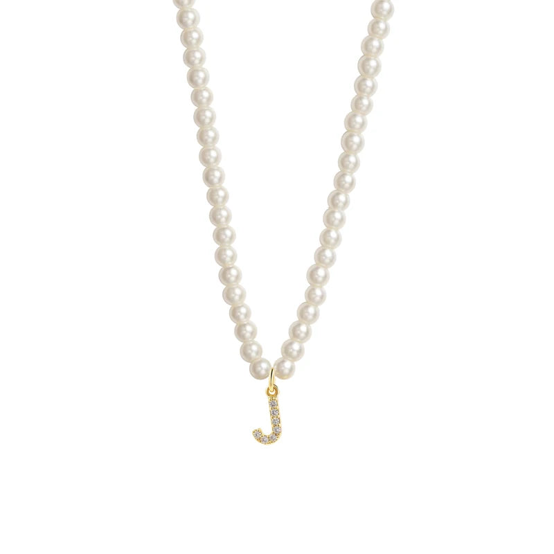 Collar gargantilla con perlas e inicial personalizada para mujer