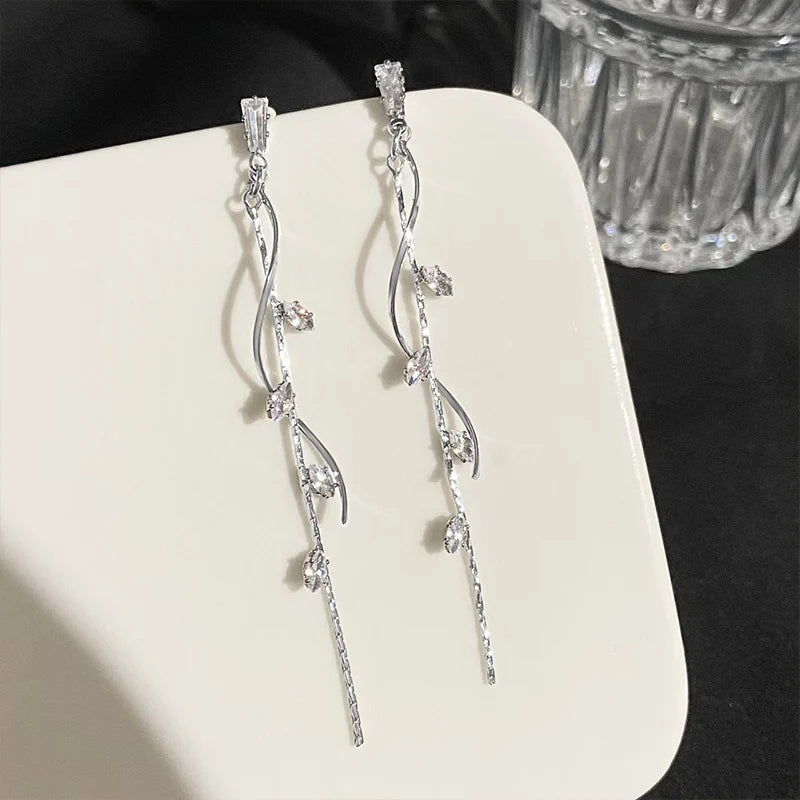 Pendientes largos plateados con hojas de cristal brillante para mujer