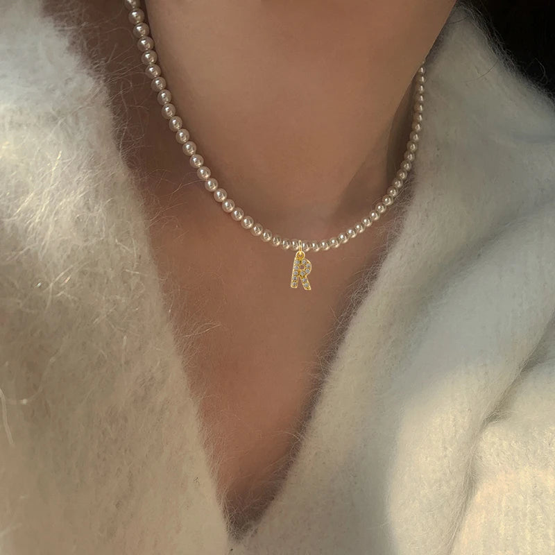 Collar gargantilla con perlas e inicial personalizada para mujer