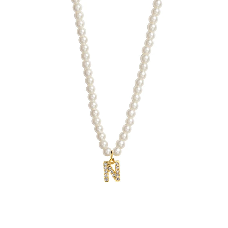 Collar gargantilla con perlas e inicial personalizada para mujer