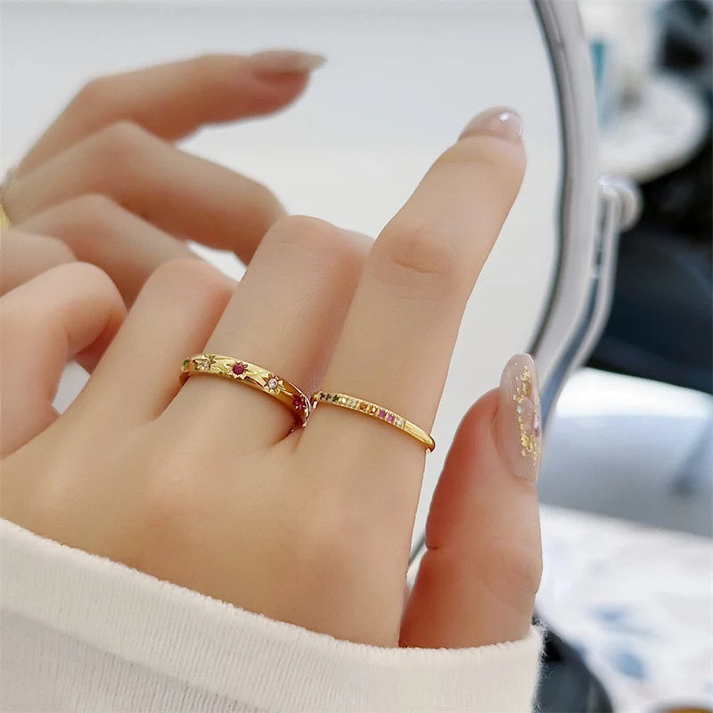 Anillo arcoíris de acero inoxidable con circonitas cúbicas chapado en oro