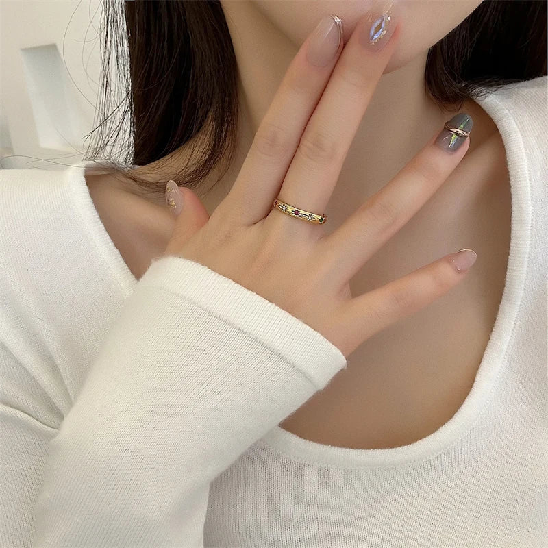 Anillo arcoíris de acero inoxidable con circonitas cúbicas chapado en oro