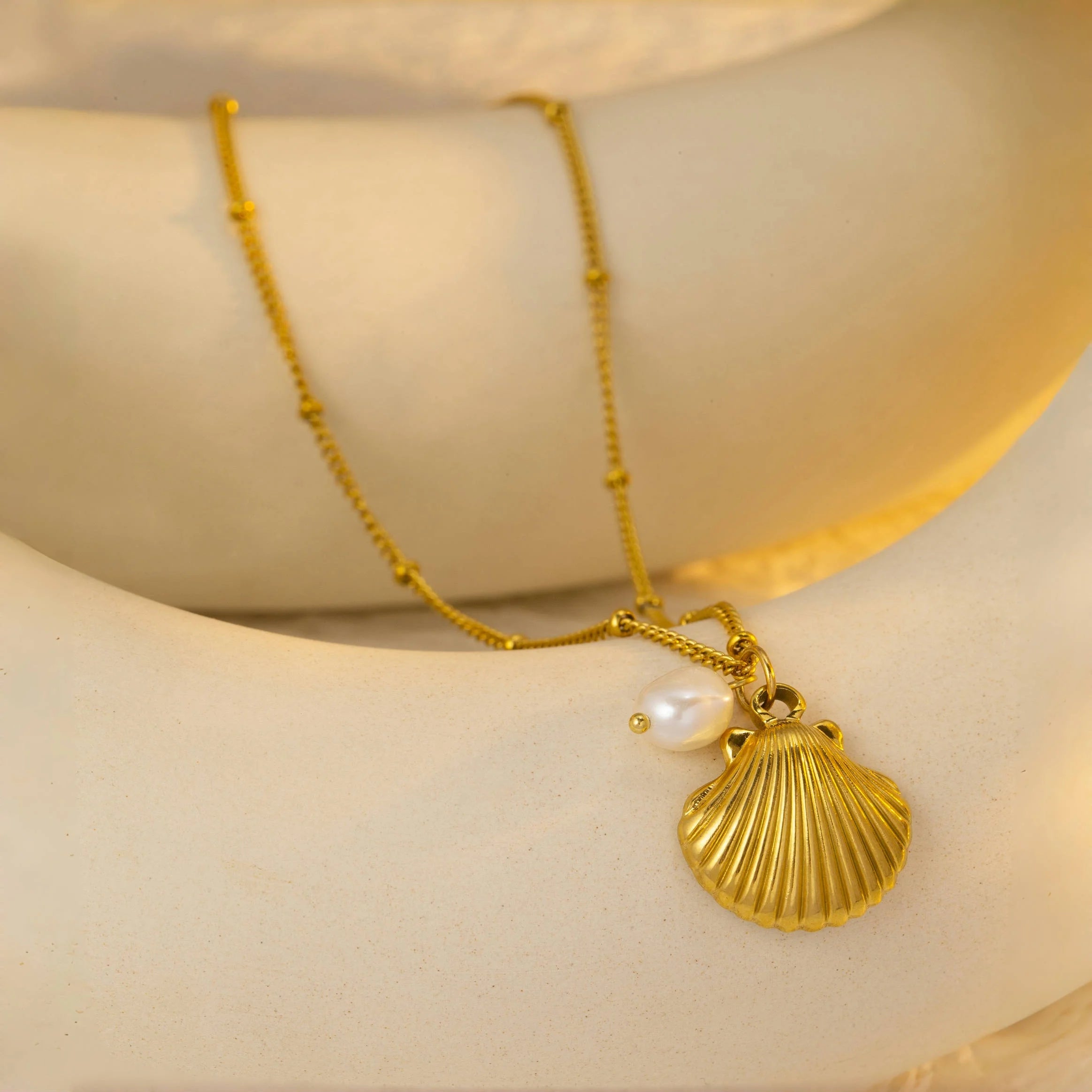 Collar Acero Inoxidable Chapado Oro 18K con Concha y Perla