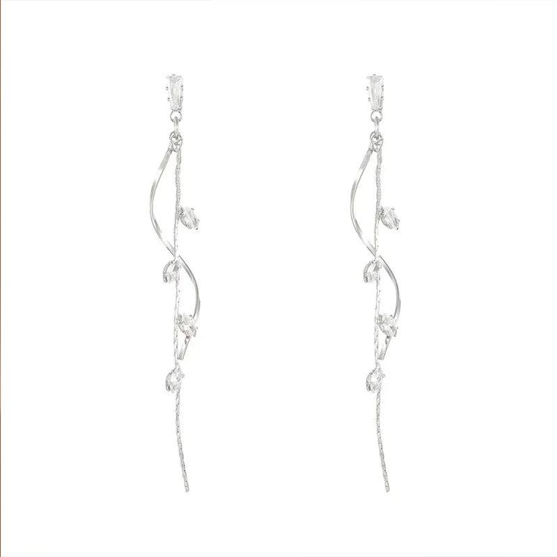 Pendientes largos plateados con hojas de cristal brillante para mujer