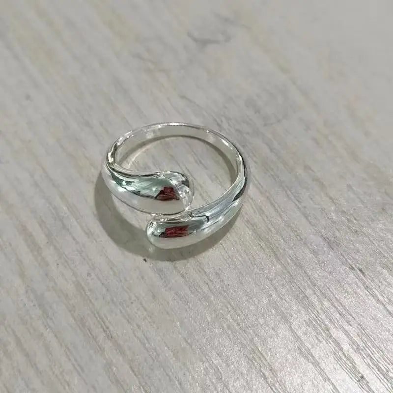 Anillo abierto de acero inoxidable dorado con doble bola geométrica