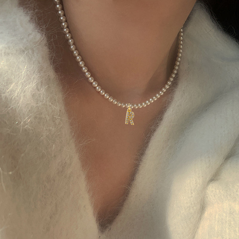 Collar gargantilla con perlas e inicial personalizada para mujer