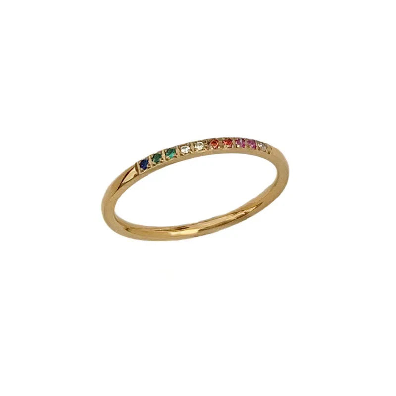 Anillo arcoíris de acero inoxidable con circonitas cúbicas chapado en oro