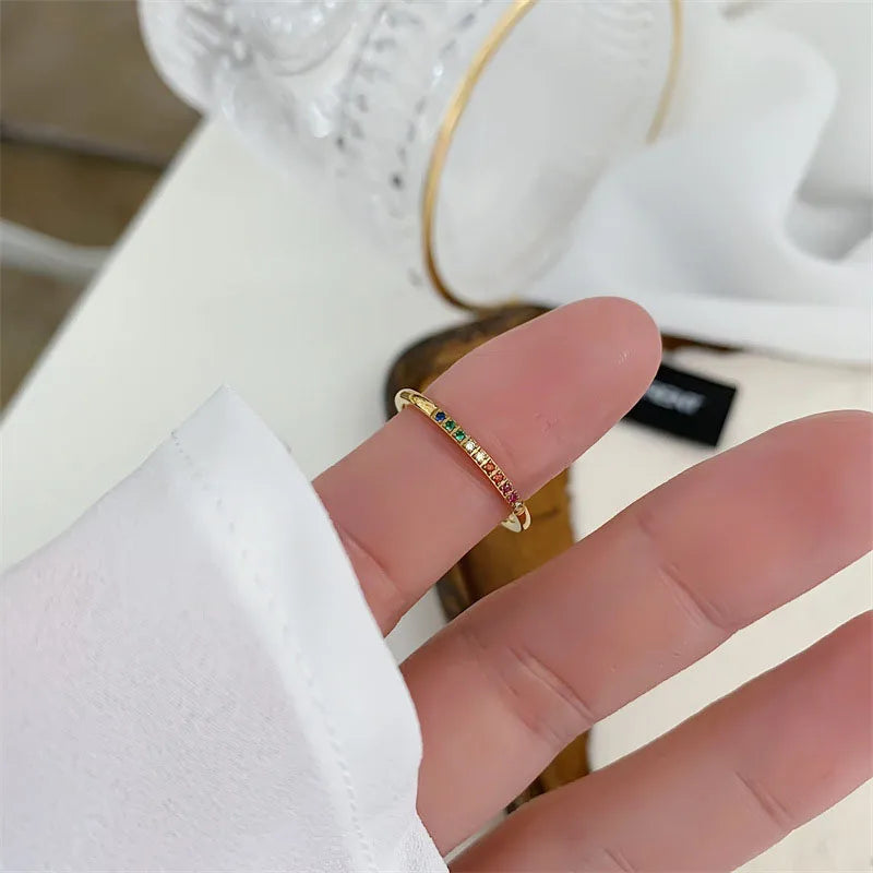Anillo arcoíris de acero inoxidable con circonitas cúbicas chapado en oro