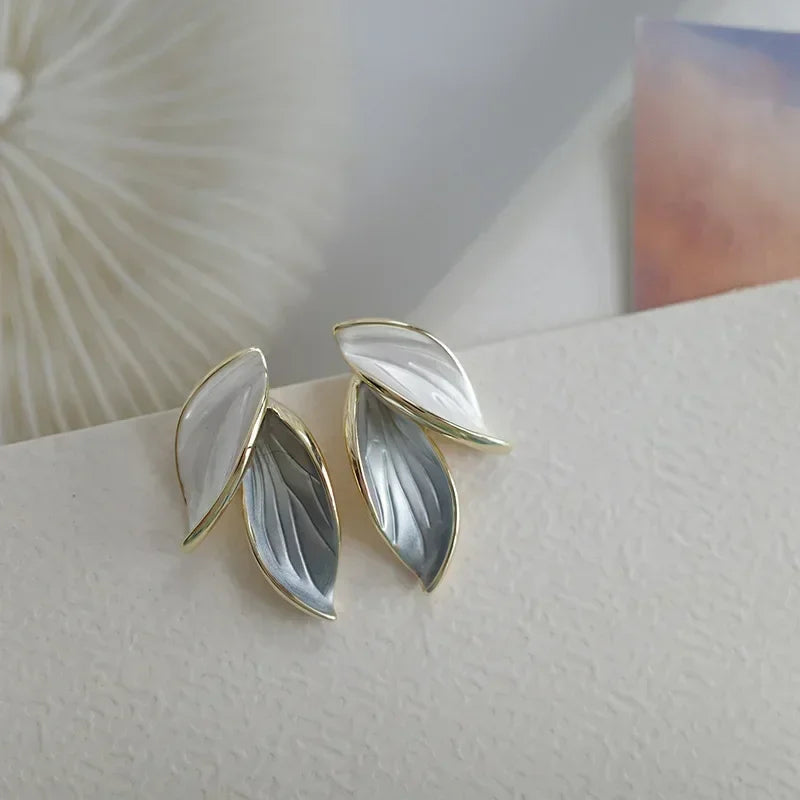Pendientes de hoja gris LATS para mujer – Moda coreana 2024
