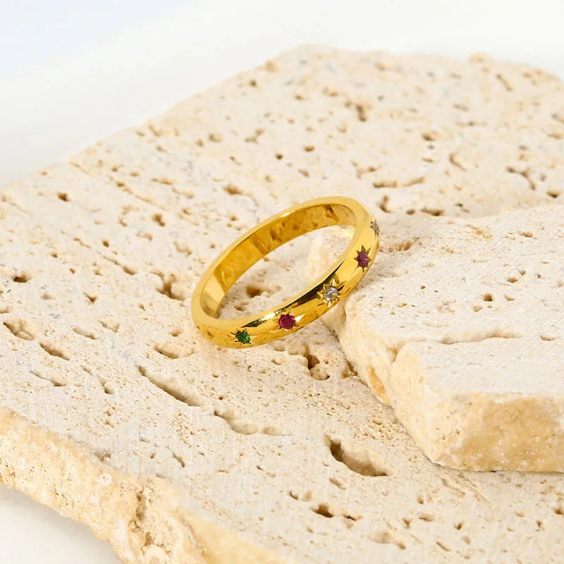 Anillo arcoíris de acero inoxidable con circonitas cúbicas chapado en oro