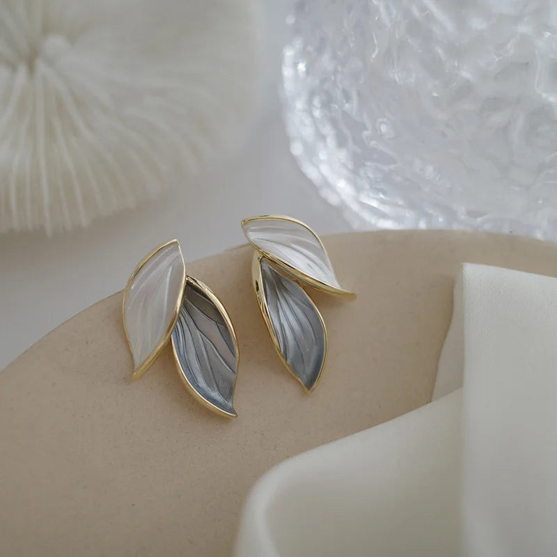 Pendientes de hoja gris LATS para mujer – Moda coreana 2024