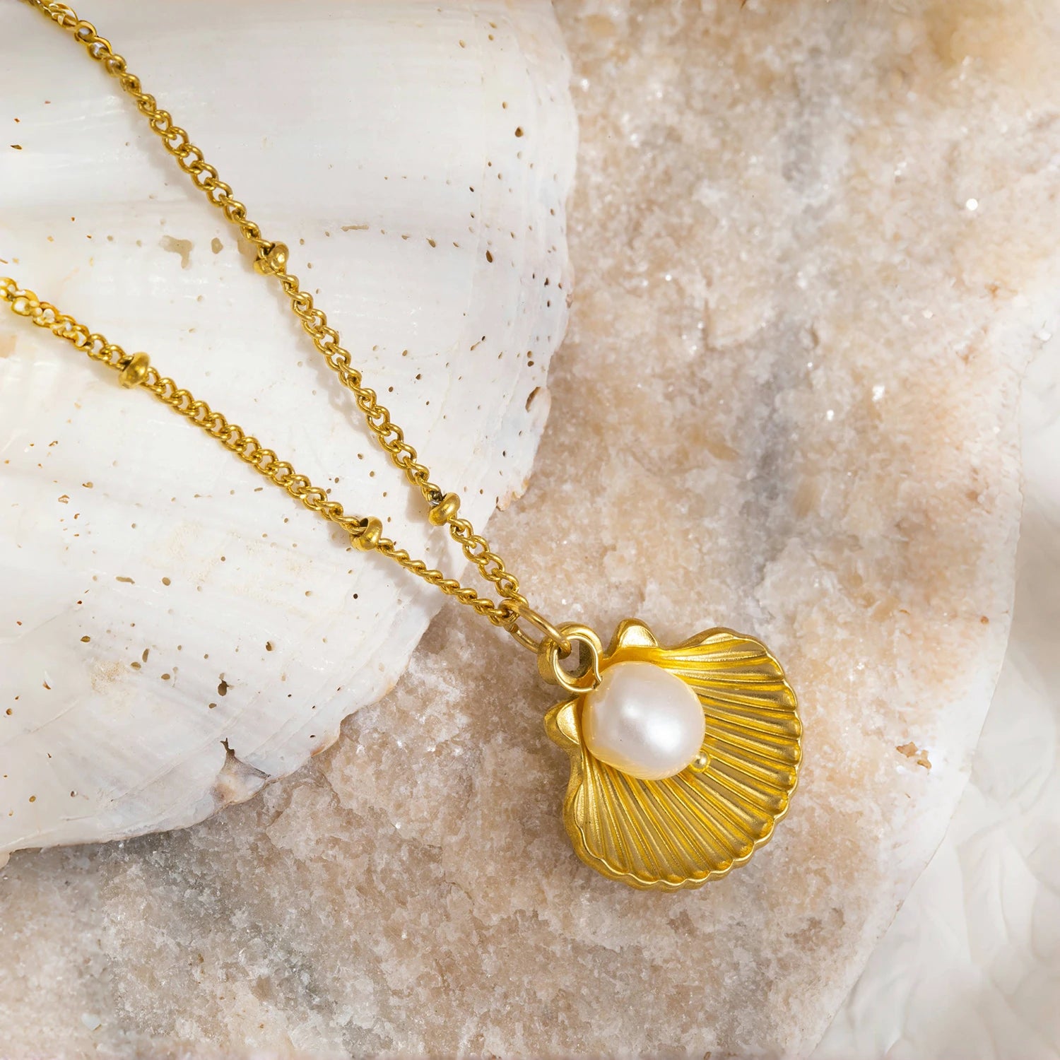 Collar Acero Inoxidable Chapado Oro 18K con Concha y Perla