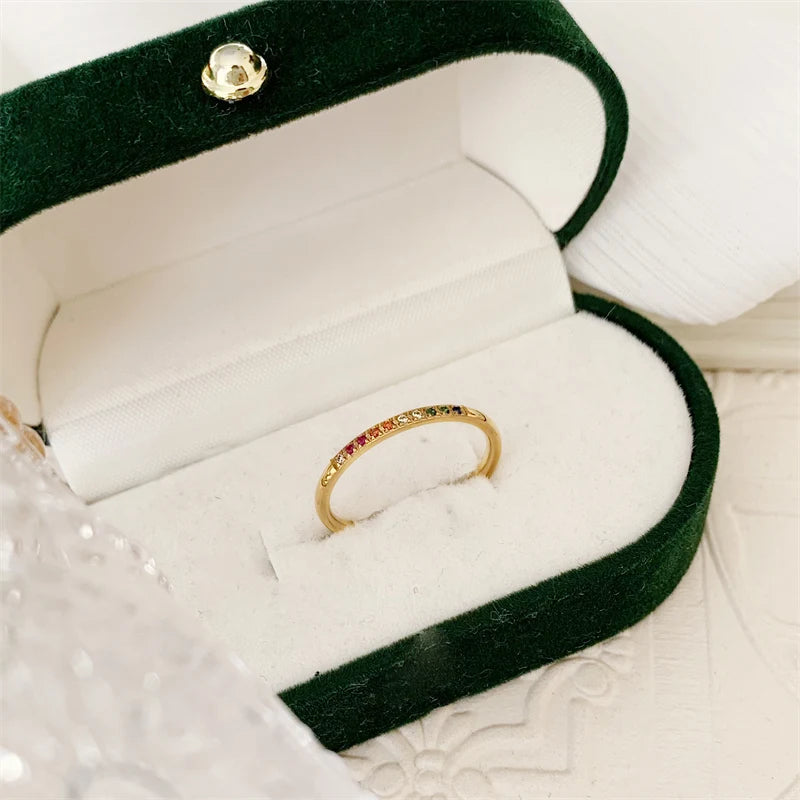 Anillo arcoíris de acero inoxidable con circonitas cúbicas chapado en oro