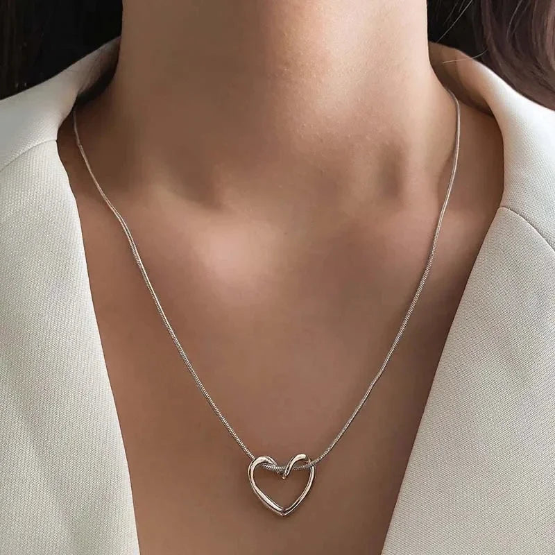 Collar Corazón Hueco Minimalista Mujer