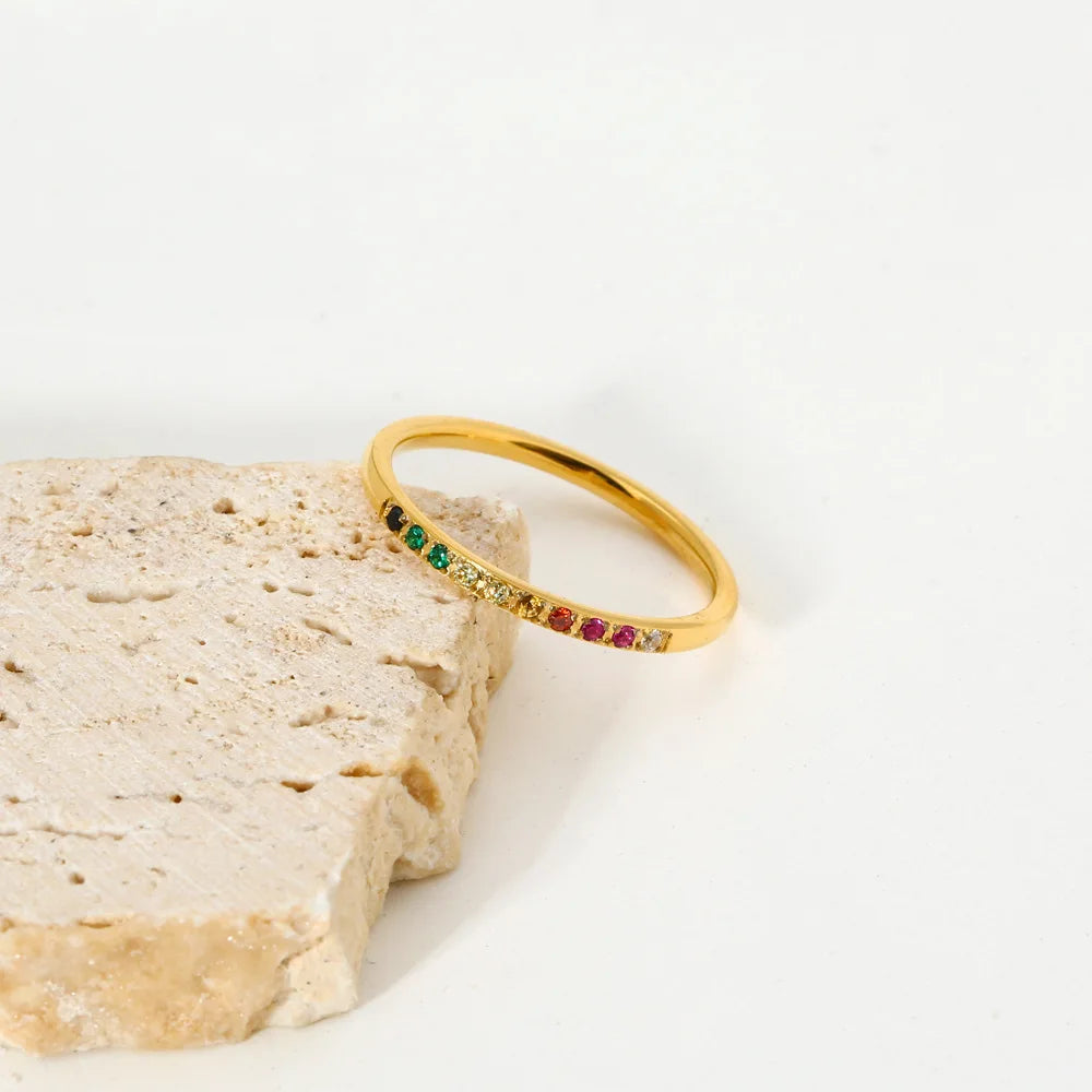 Anillo arcoíris de acero inoxidable con circonitas cúbicas chapado en oro