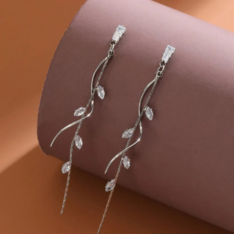 Pendientes largos plateados con hojas de cristal brillante para mujer