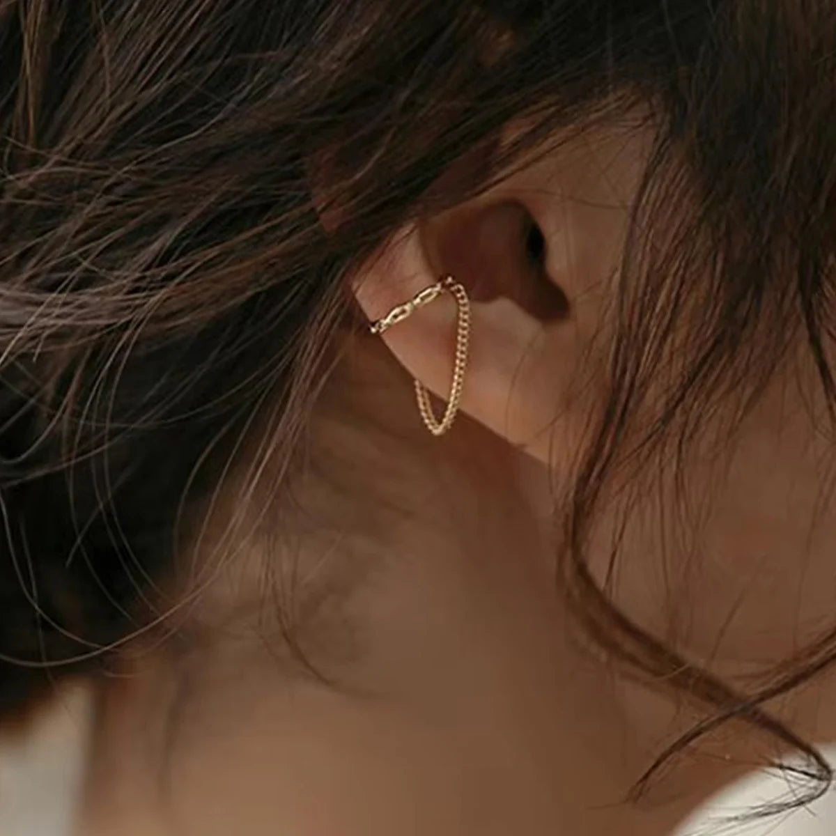 Ear Cuff Dorado Minimalista sin Perforación para Mujer