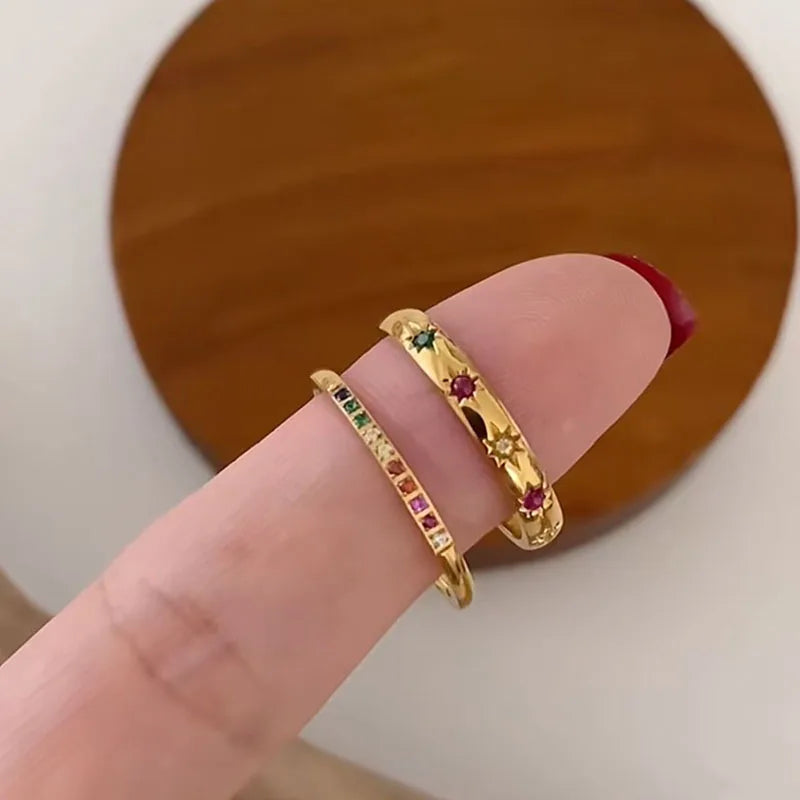 Anillo arcoíris de acero inoxidable con circonitas cúbicas chapado en oro