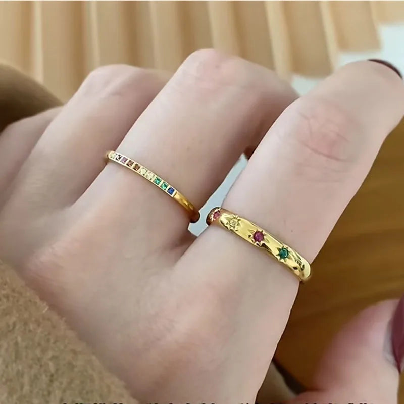 Anillo arcoíris de acero inoxidable con circonitas cúbicas chapado en oro