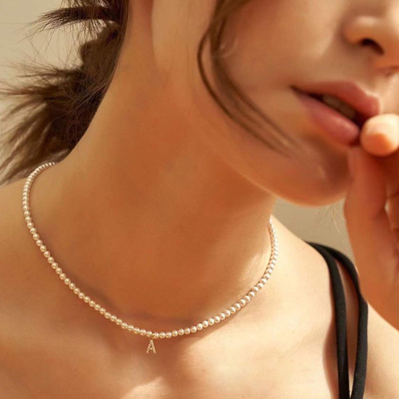 Collar gargantilla con perlas e inicial personalizada para mujer