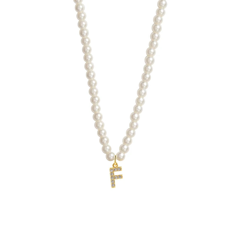 Collar gargantilla con perlas e inicial personalizada para mujer