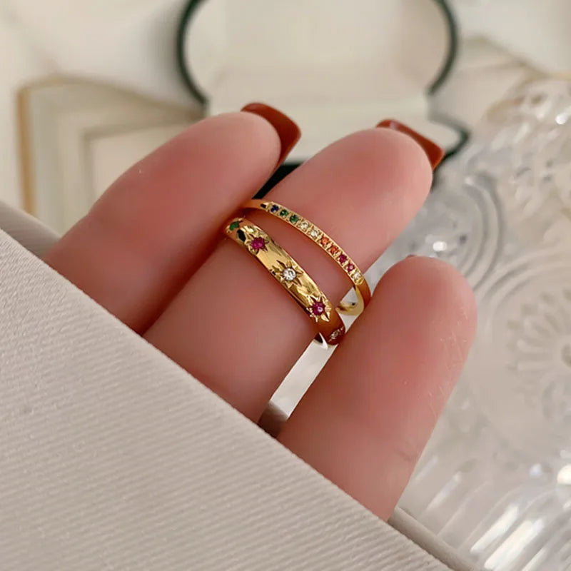 Anillo arcoíris de acero inoxidable con circonitas cúbicas chapado en oro